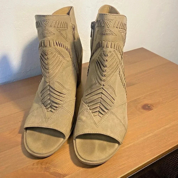 Universal Thread Edwina Open Toe Block Heel Booties Taupe Color Women's sz 11 - Picture 2 of 10